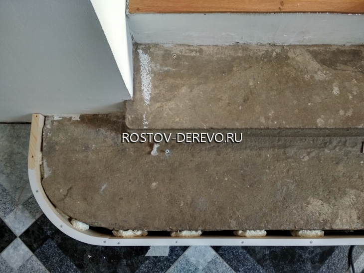 Первый подступенок. Вид сверху гнутый деревянный подступенок